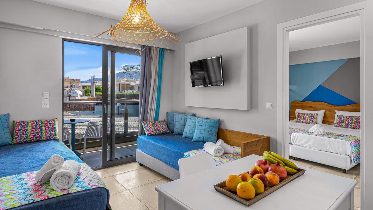 een woonkamer met een bank en een tafel met fruit bij Natali Apartments by Estia in Malia