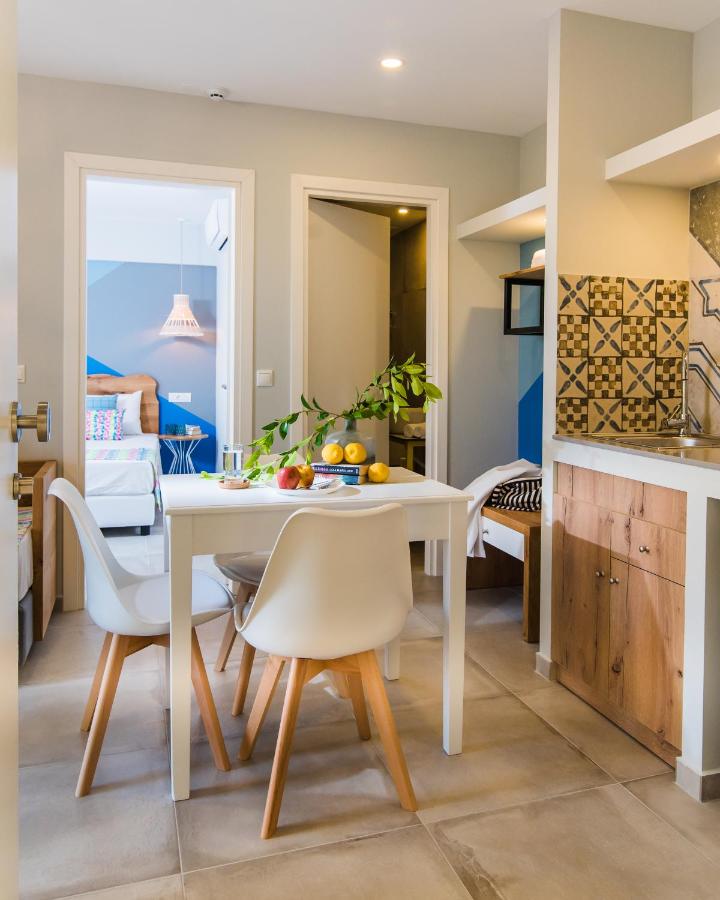 een keuken en eetkamer met een witte tafel en stoelen bij Natali Apartments by Estia in Malia