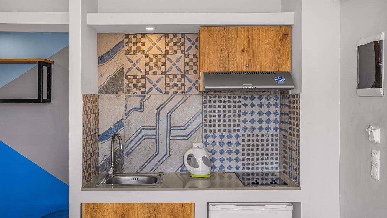 een keuken met een gootsteen en een mozaïekmuur bij Natali Apartments by Estia in Malia