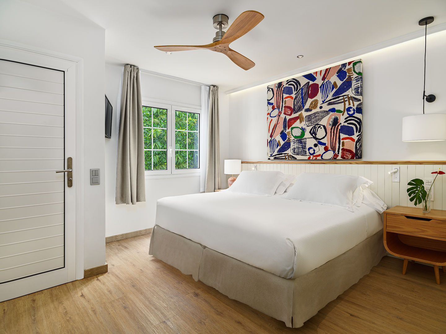 H10 White Suites image 2