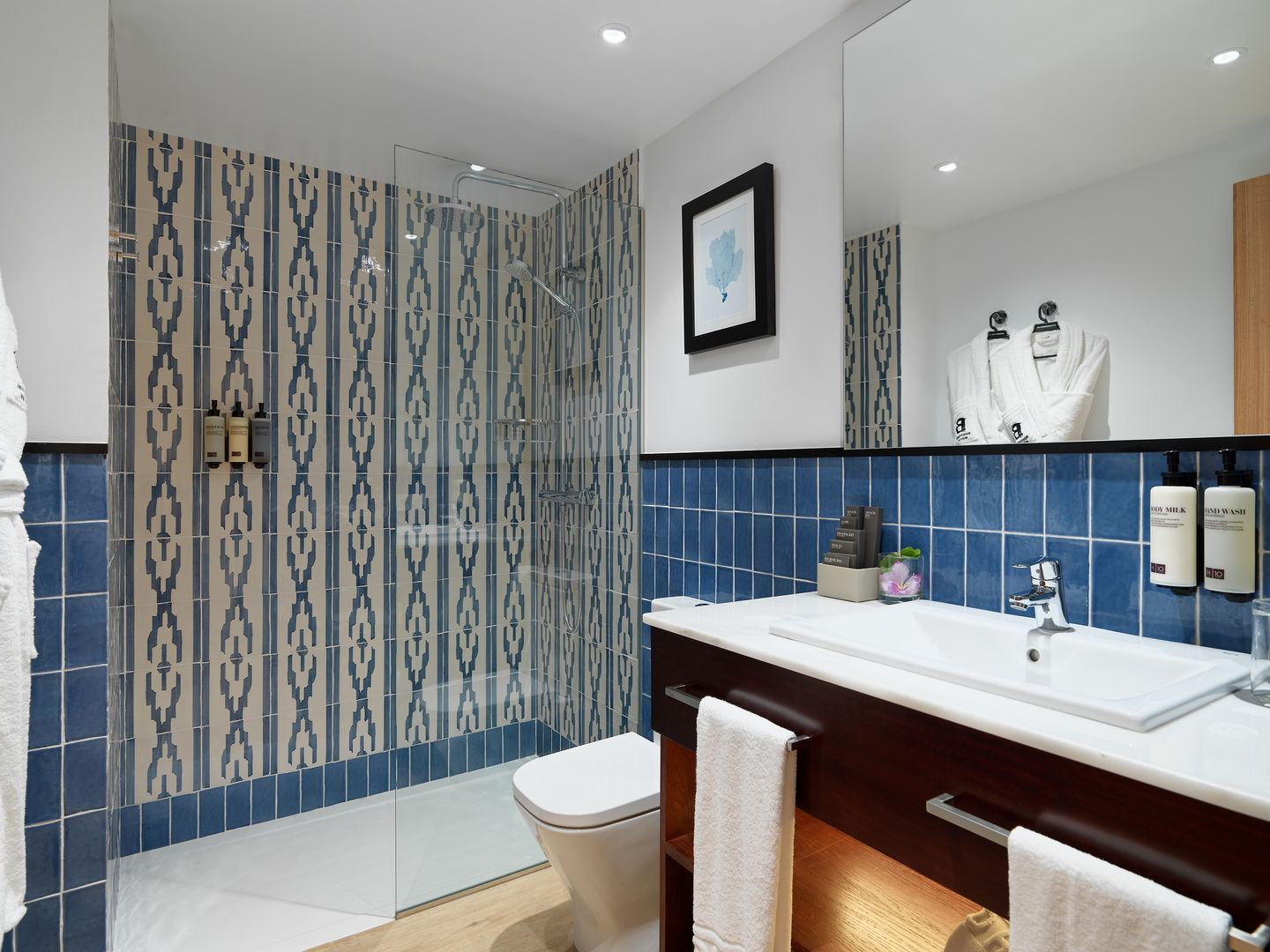 H10 White Suites image 3