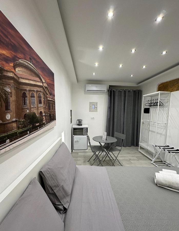 een woonkamer met een bank en een tafel bij Ó sole mio in Palermo