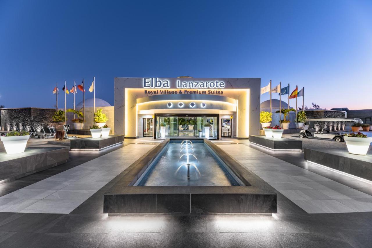 een hotellobby met een fontein in het midden bij Elba Lanzarote Royal Village Resort in Playa Blanca