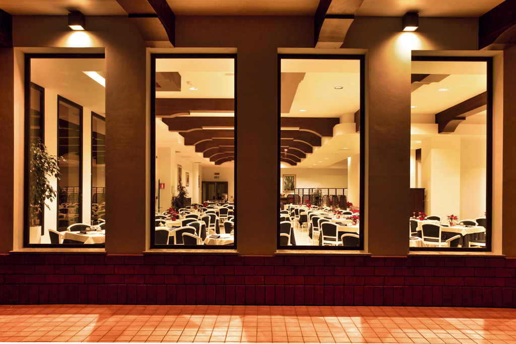 Restaurant met gedekte tafels — Lu Hotel