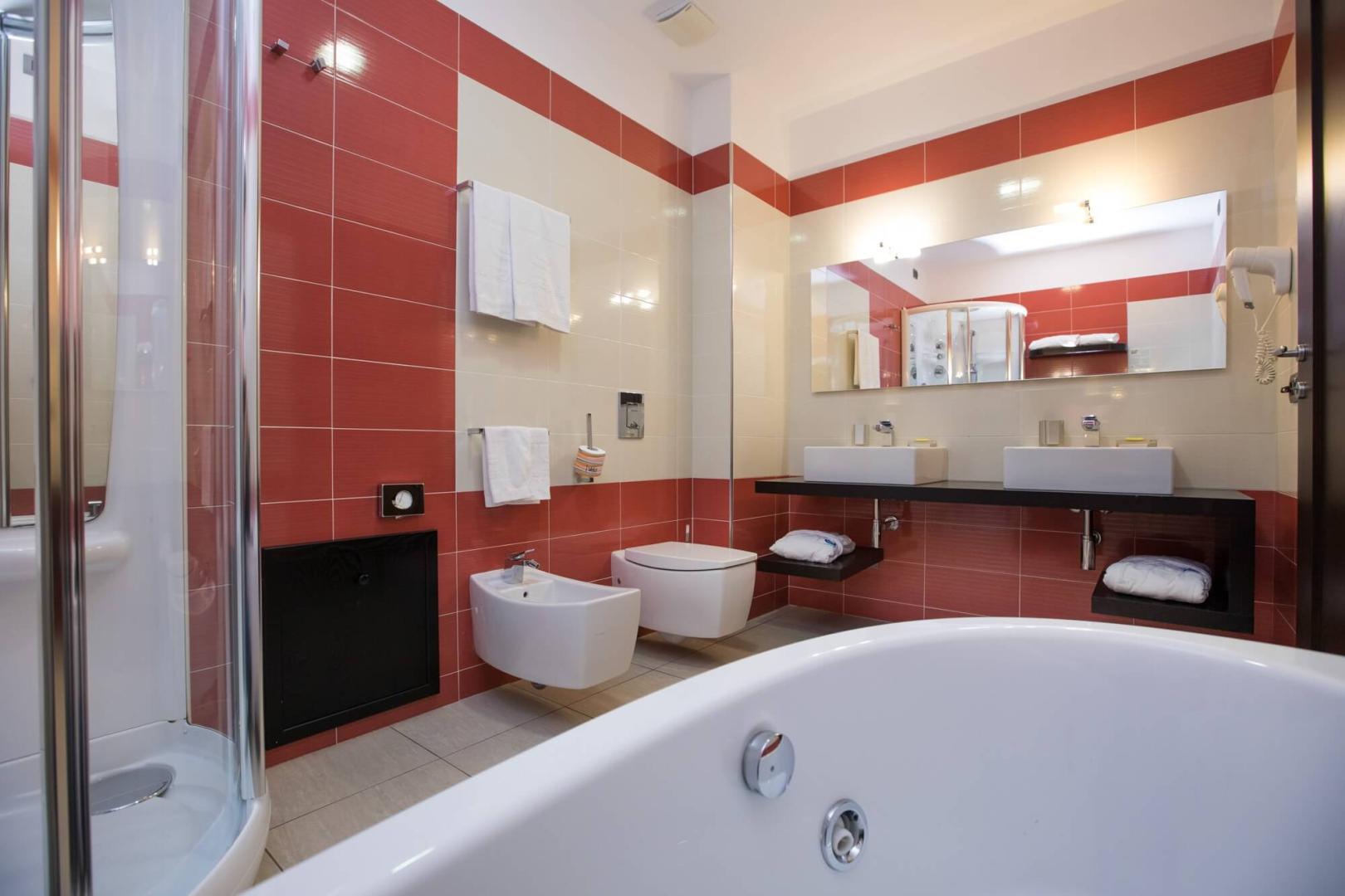 Badkamer met ligbad — Lu Hotel