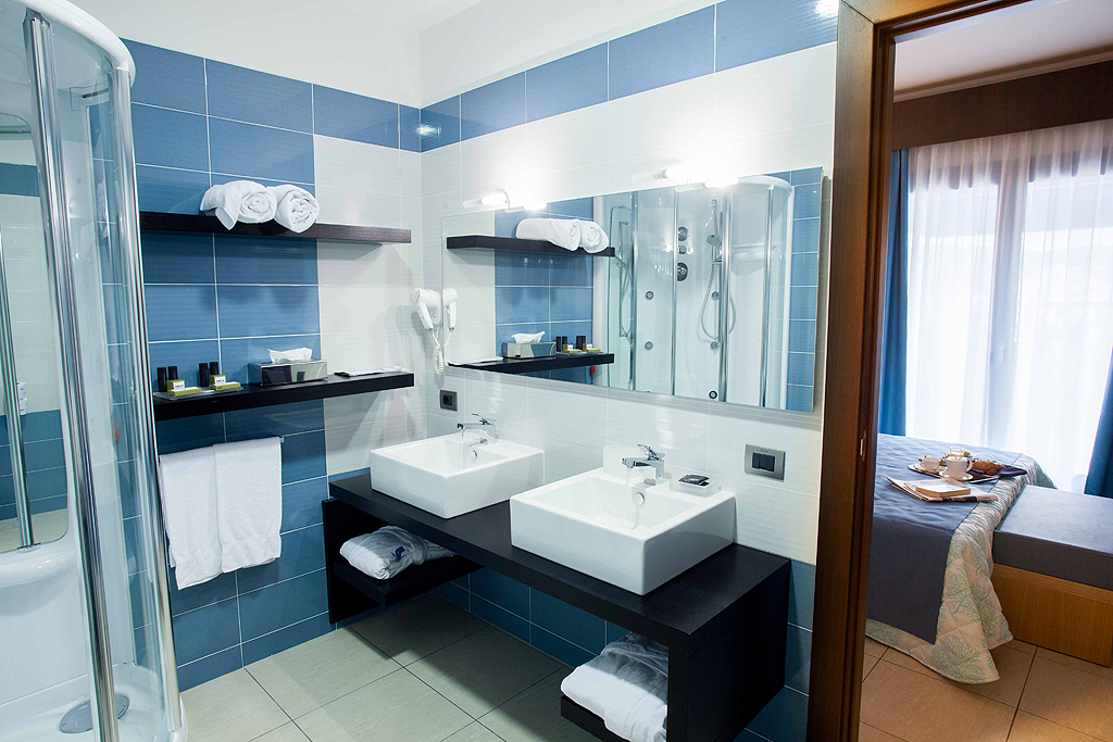Badkamer met inloopdouche — Lu Hotel