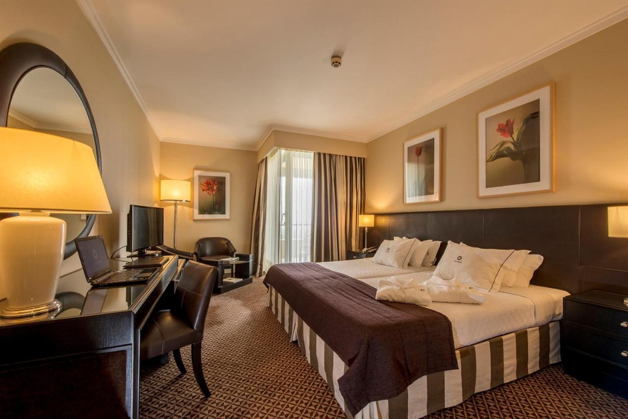 een hotelkamer met een bed en een bureau bij Hotel Solverde Spa and Wellness Center in Vila Nova de Gaia