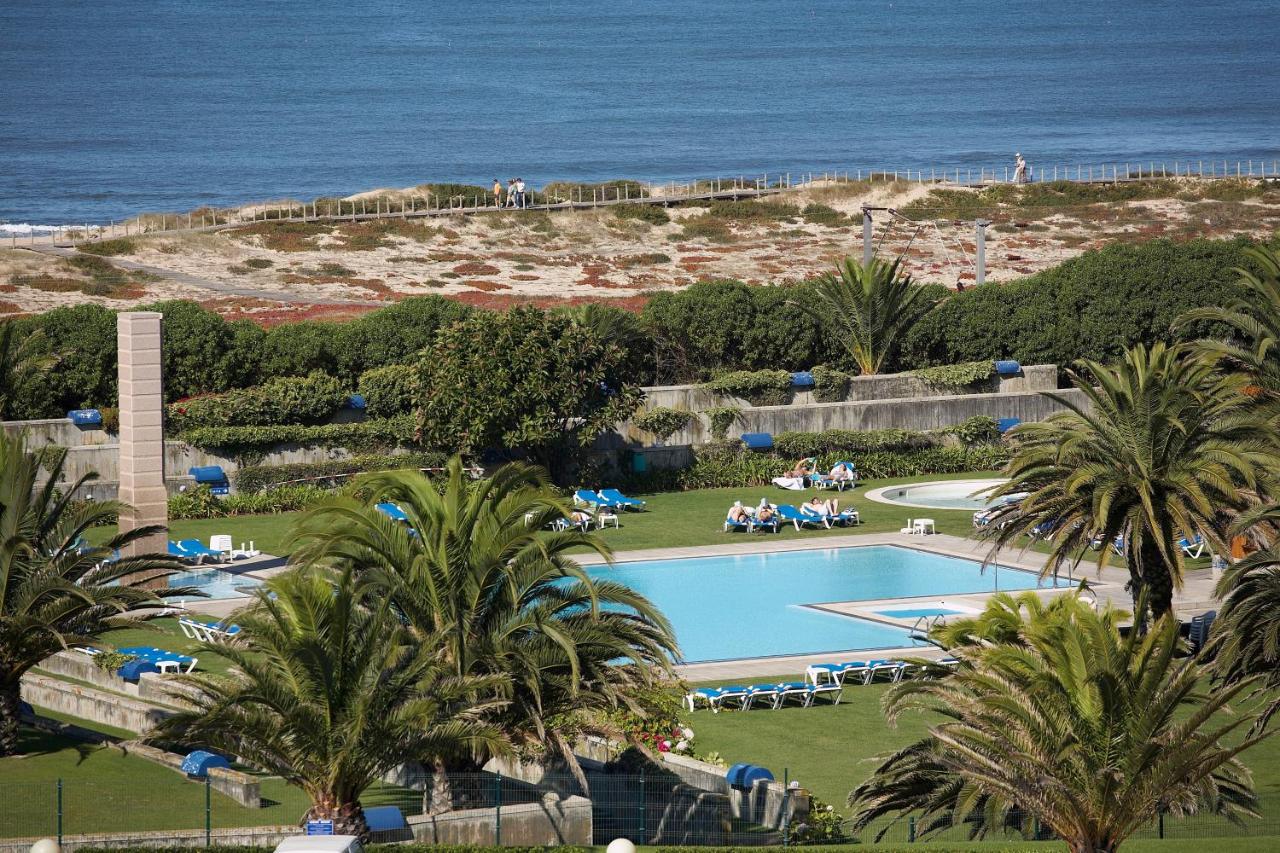 een uitzicht op een zwembad en de oceaan bij Hotel Solverde Spa and Wellness Center in Vila Nova de Gaia