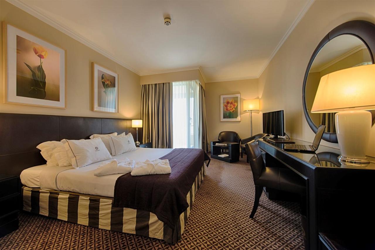 een hotelkamer met een bed en een bureau bij Hotel Solverde Spa and Wellness Center in Vila Nova de Gaia