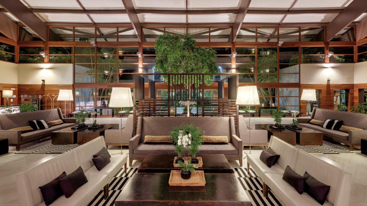 een lobby met banken en planten in een gebouw bij Precise Resort El Rompido-The Hotel in El Rompido