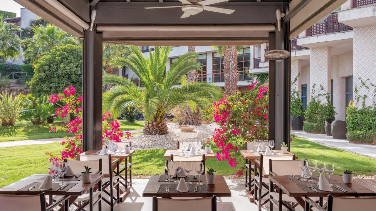 een eetgedeelte in het resort met tafels en stoelen bij Precise Resort El Rompido-The Hotel in El Rompido