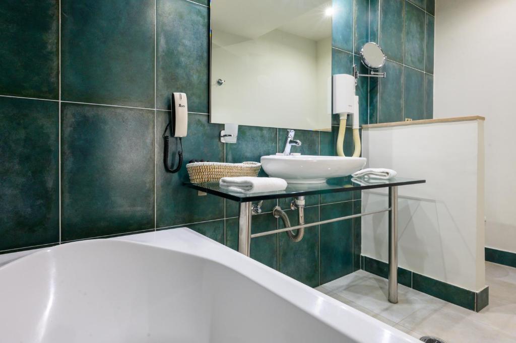 Angela Suites Boutique Hotel image 2