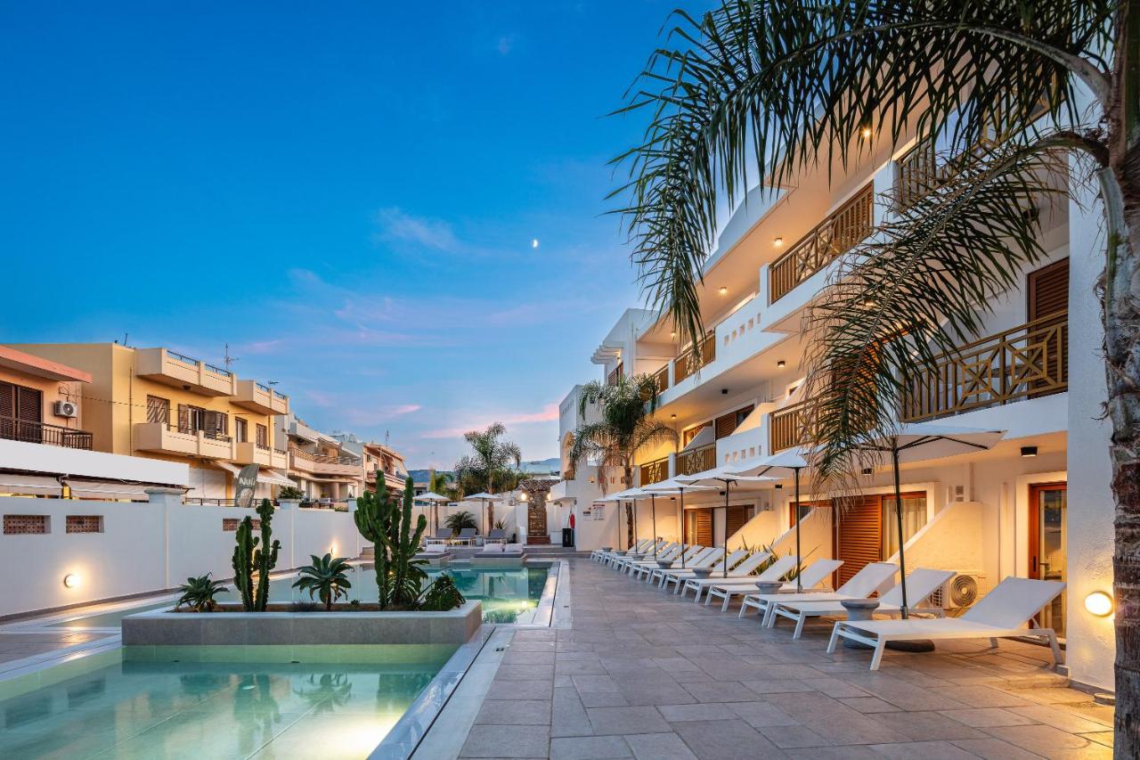 een hotel met een zwembad en een resort bij Aristea Hotel in Rethimnon