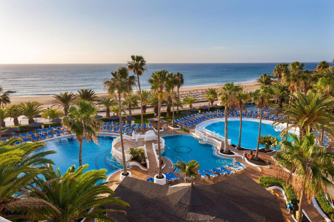 Een luchtfoto van een resort met een zwembad en het strand. bij SOL by Meliá Lanzarote All Inclusive in Puerto del Carme