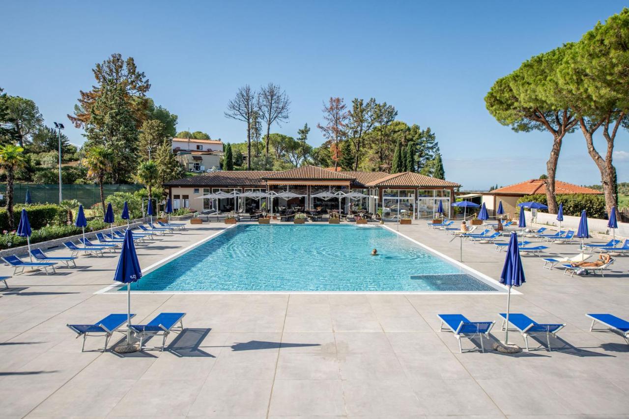een groot zwembad met ligstoelen en parasols bij Il Pelagone Hotel & Golf Resort Toscana in Gavorrano