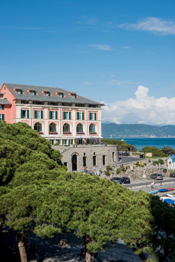 een groot roze gebouw met bomen ervoor bij Grand Hotel Portovenere in Portovenere +81 foto's