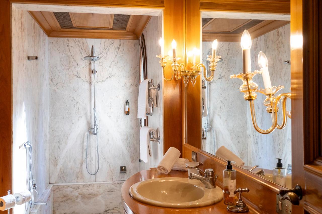 een badkamer met een wastafel en een douche bij Park Hotel Villa Giustinian in Mirano