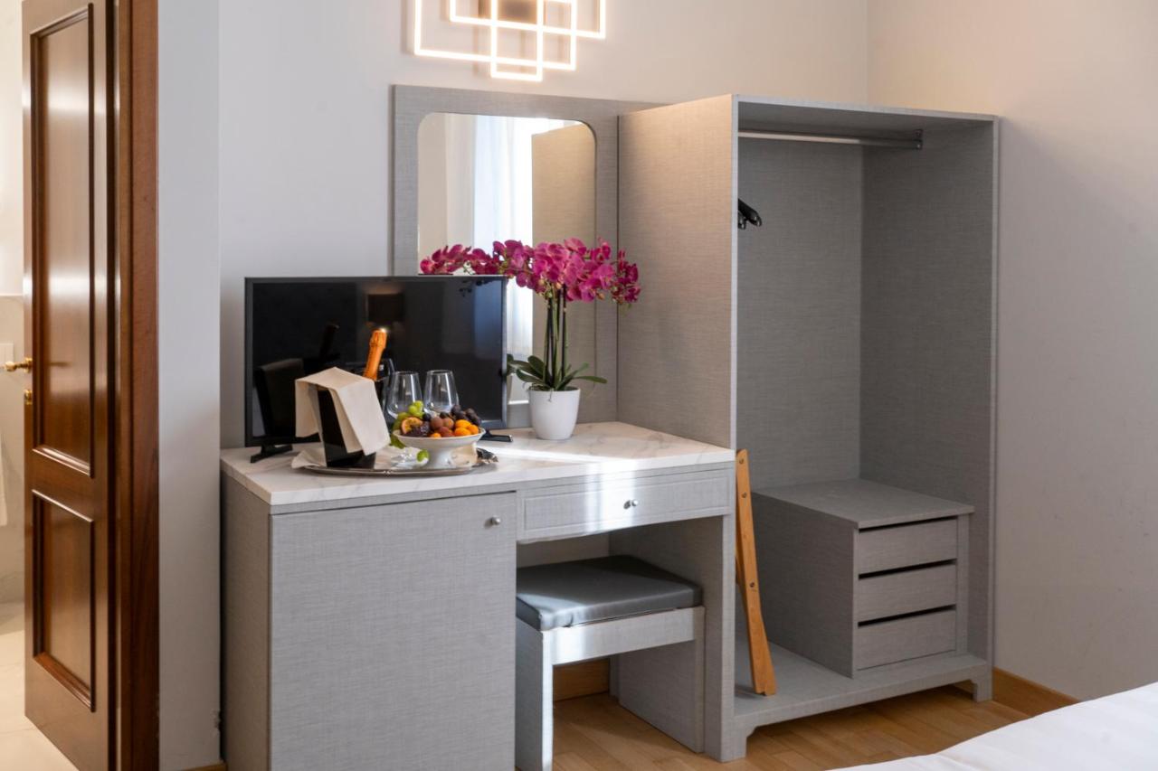 een kamer met een bureau met een computer en een spiegel bij Park Hotel Villa Giustinian in Mirano