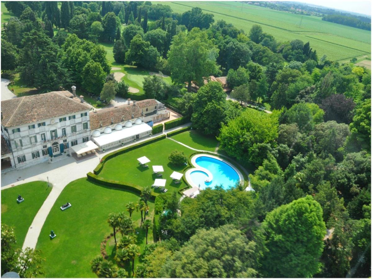 een luchtfoto van een landgoed met een zwembad bij Hotel Villa Condulmer in Mogliano Veneto
