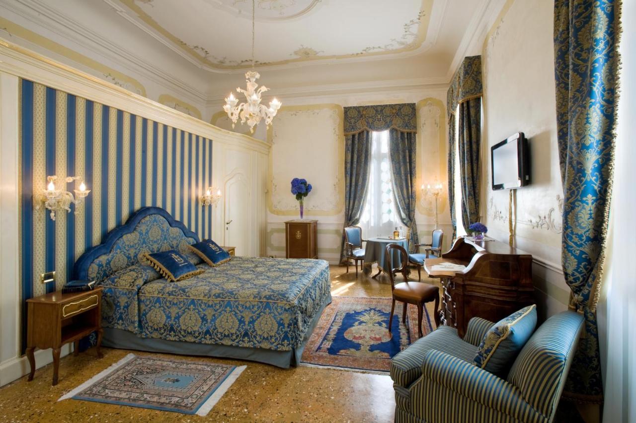 een slaapkamer met een bed, een bureau en een piano bij Hotel Villa Condulmer in Mogliano Veneto +131 foto's