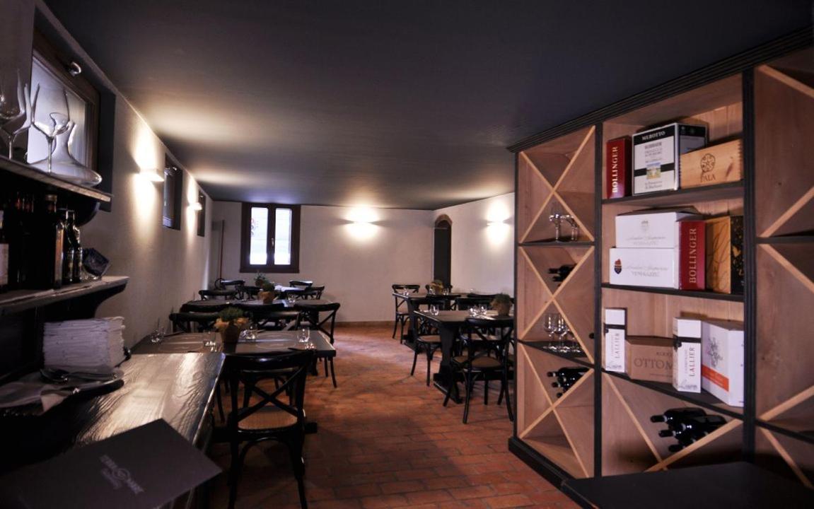een restaurant met tafels en stoelen in een ruimte bij La Rotonda Relais in Badoere