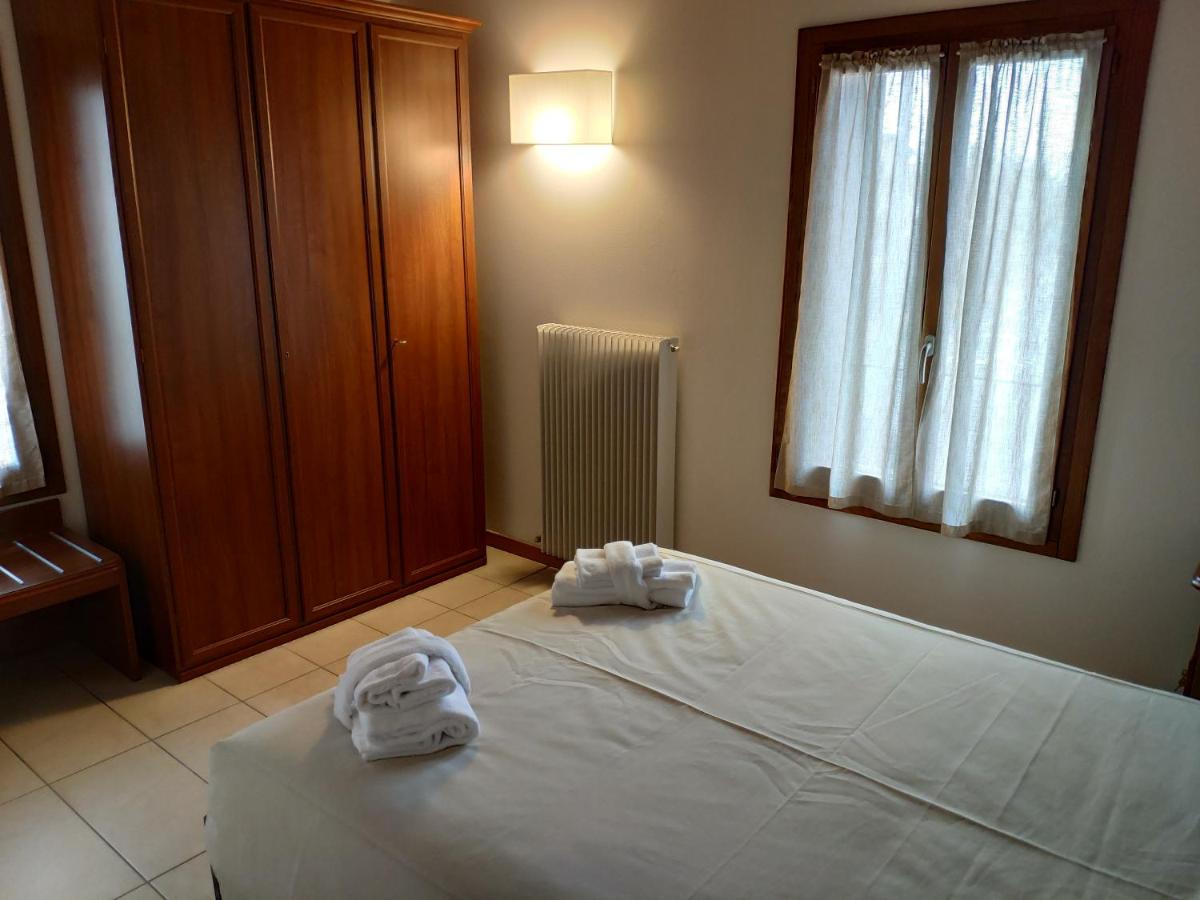 een slaapkamer met een bed waarop handdoeken liggen bij La Rotonda Relais in Badoere