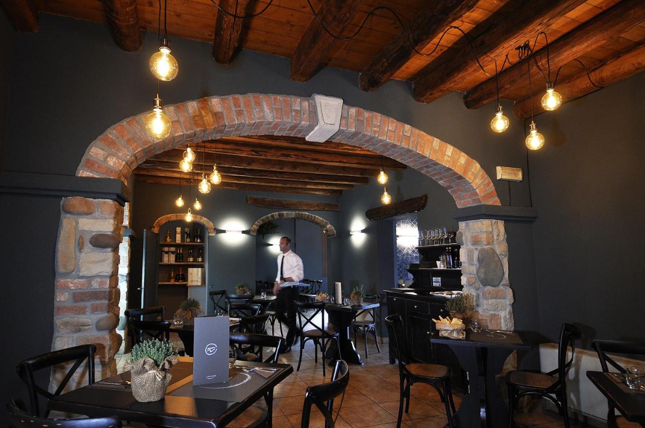 een man die midden in een eetkamer staat bij La Rotonda Relais in Badoere