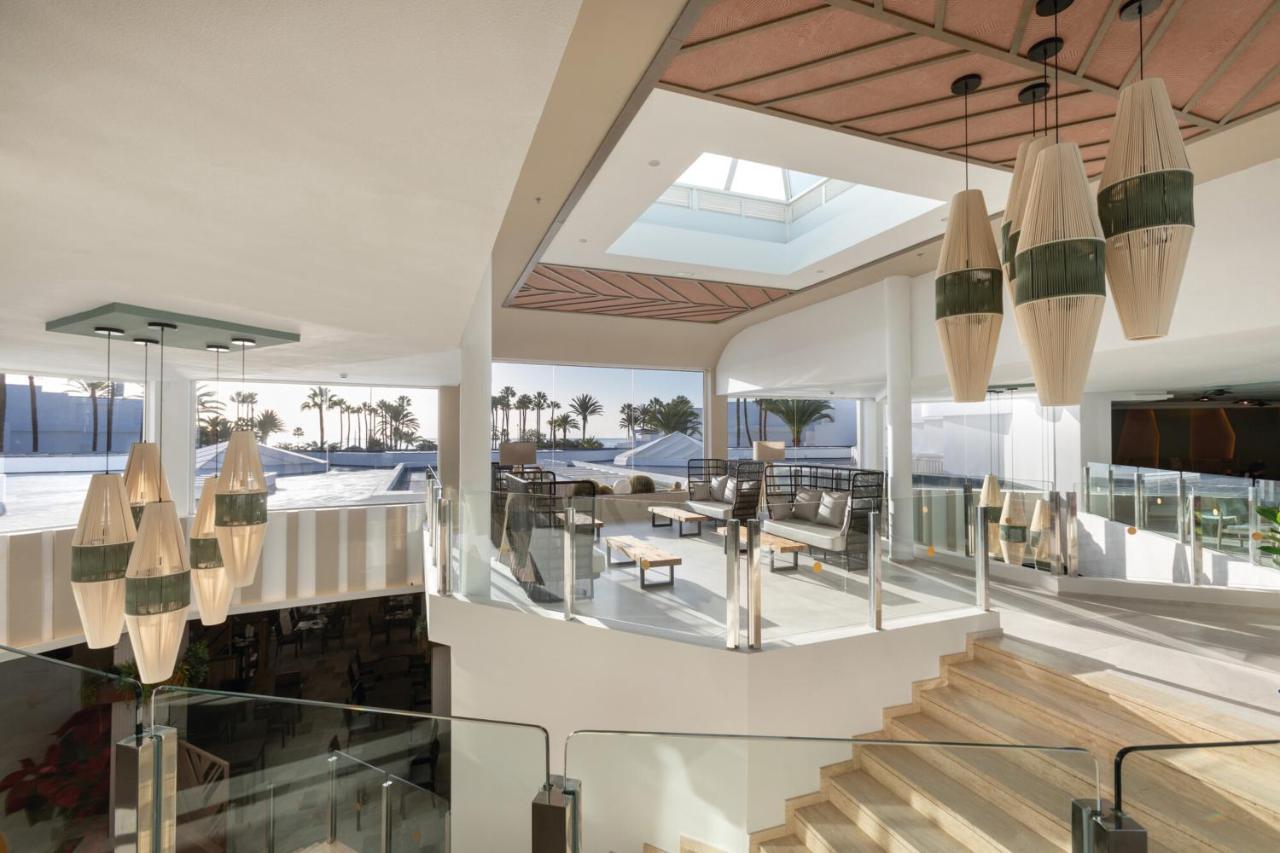 een woonkamer met een trap en een eetkamer bij Hotel Riu Paraiso Lanzarote - All Inclusive in Puerto del Carmen