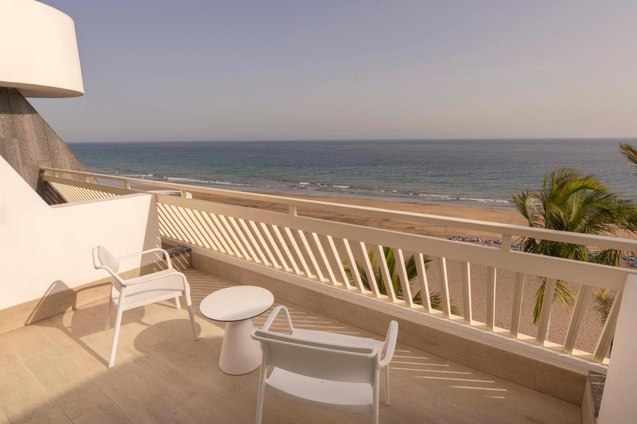 een balkon met uitzicht op het strand bij Plus Fariones Suite Hotel in Puerto del Carmen