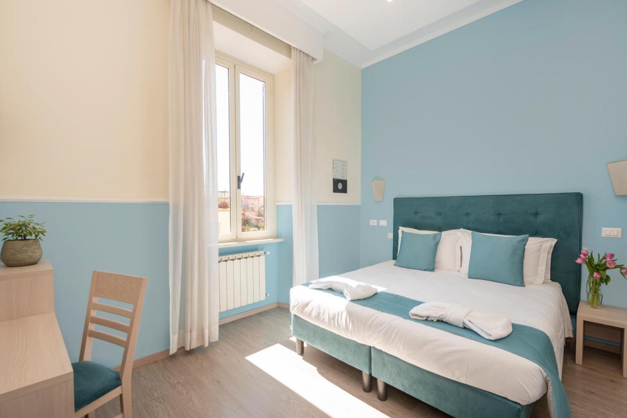 een blauw-witte slaapkamer met een groot bed bij Hotel Parker - Gruppo BLAM HOTELS in Rome