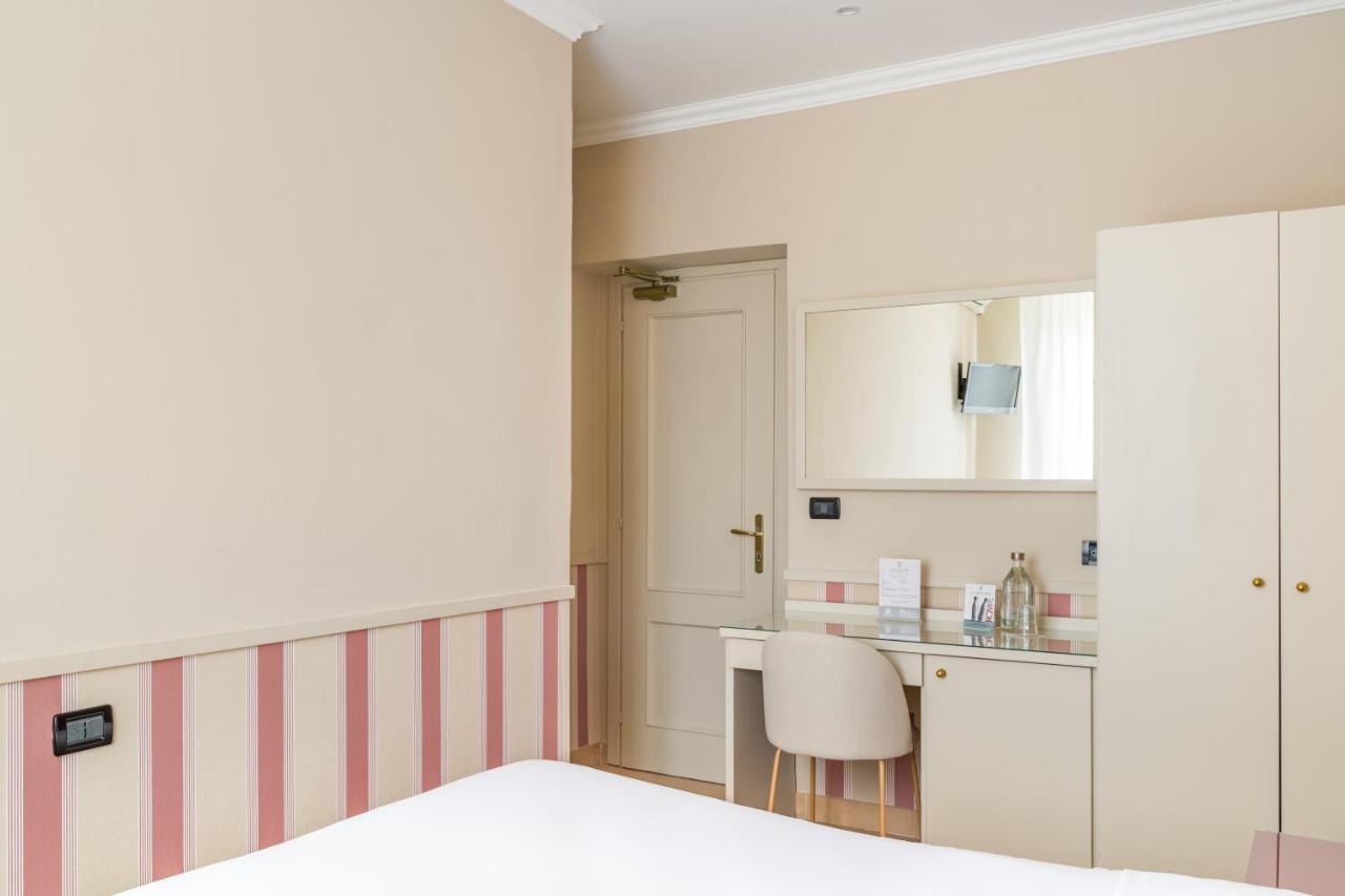 een kleine keuken met roze en witte strepen bij Hotel Parker - Gruppo BLAM HOTELS in Rome