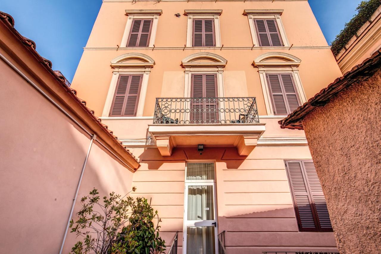 een gebouw met een balkon erop bij Hotel Parker - Gruppo BLAM HOTELS in Rome