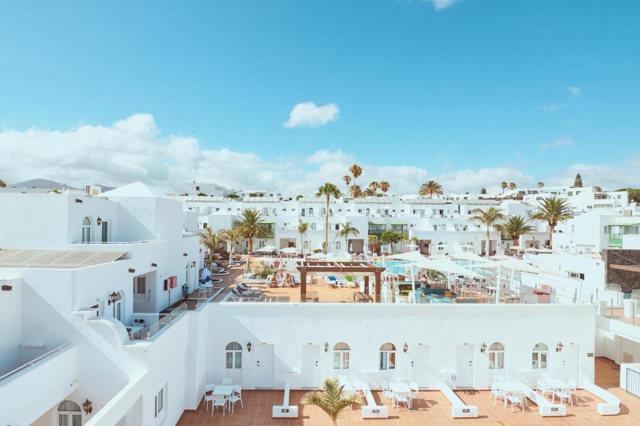 een luchtfoto van een stad met witte gebouwen bij Gloria Izaro Club Hotel in Puerto del Carmen