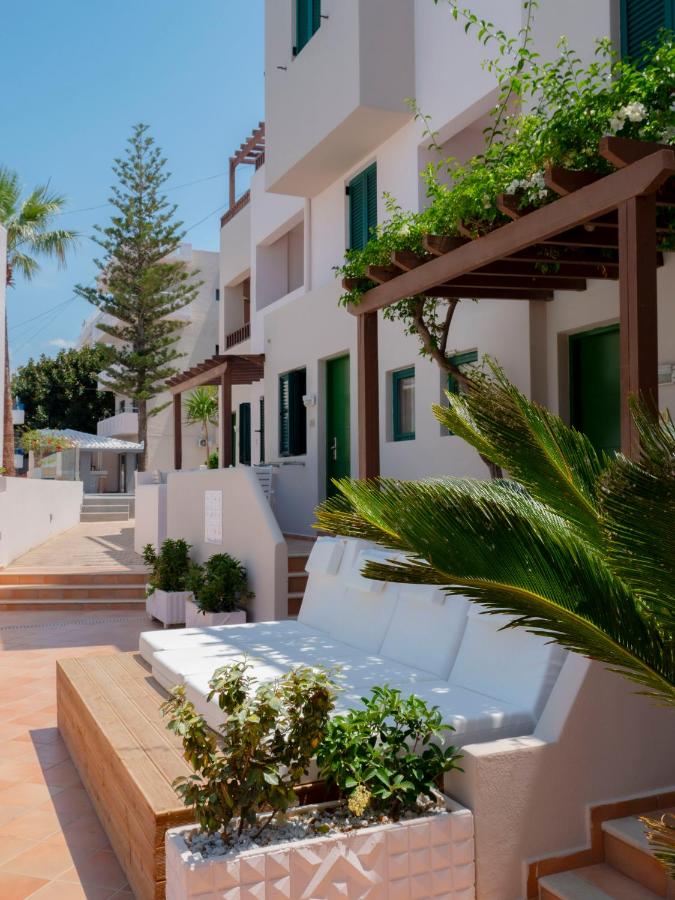 een uitzicht op een gebouw met planten en bomen bij Porto Greco Village Beach Hotel in Chersonissos