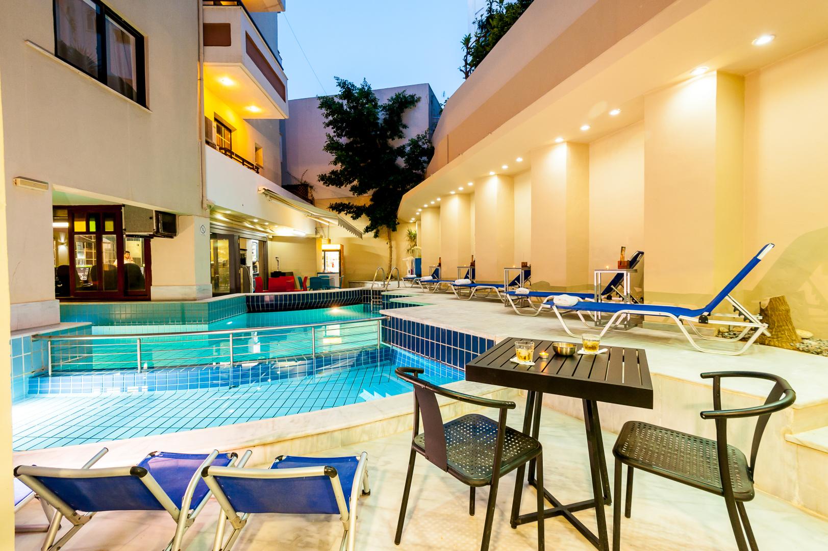 Buitenzwembad met ligbedden — Elina Hotel Apartments