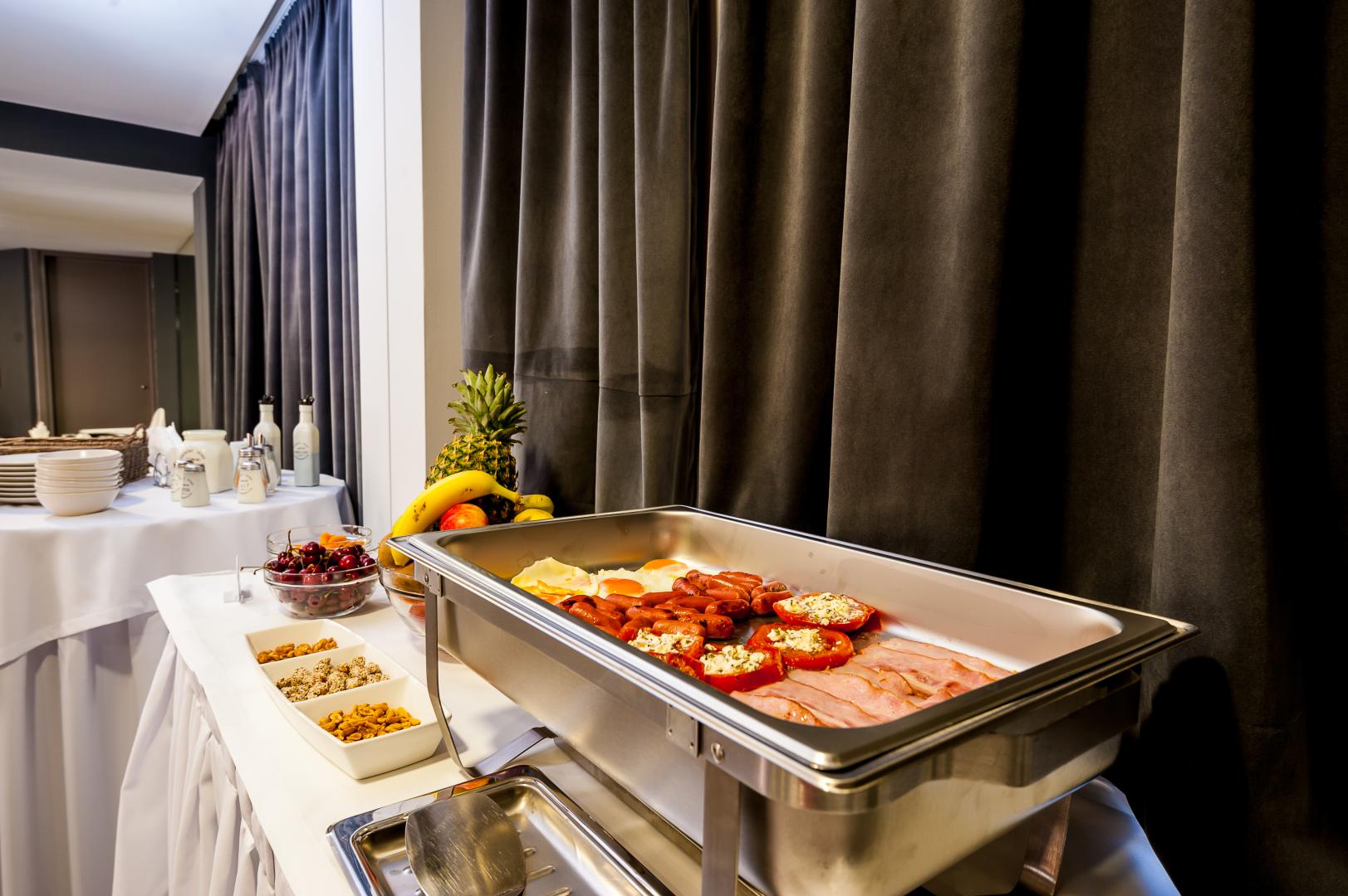 Buffet met diverse gerechten — Elina Hotel Apartments