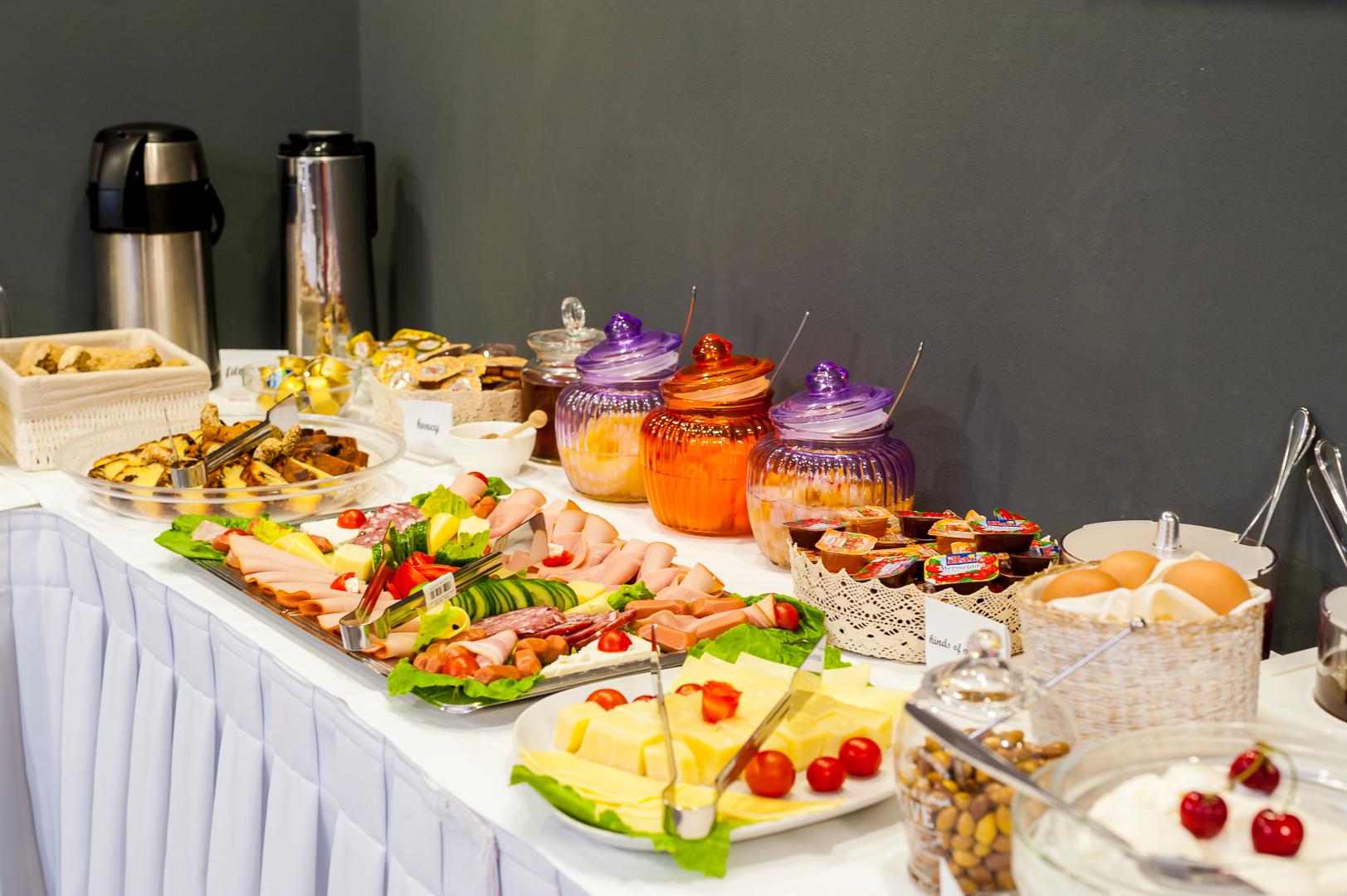 Buffet met diverse gerechten — Elina Hotel Apartments
