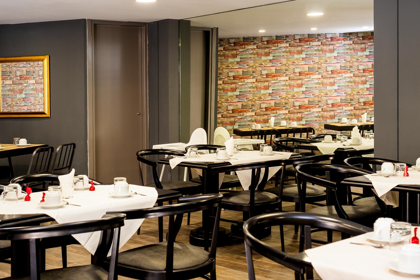 Restaurant met gedekte tafels — Elina Hotel Apartments