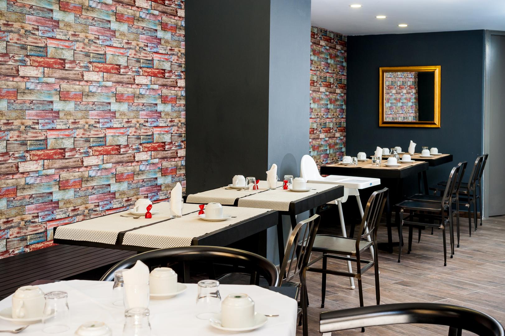 Restaurant met gedekte tafels — Elina Hotel Apartments