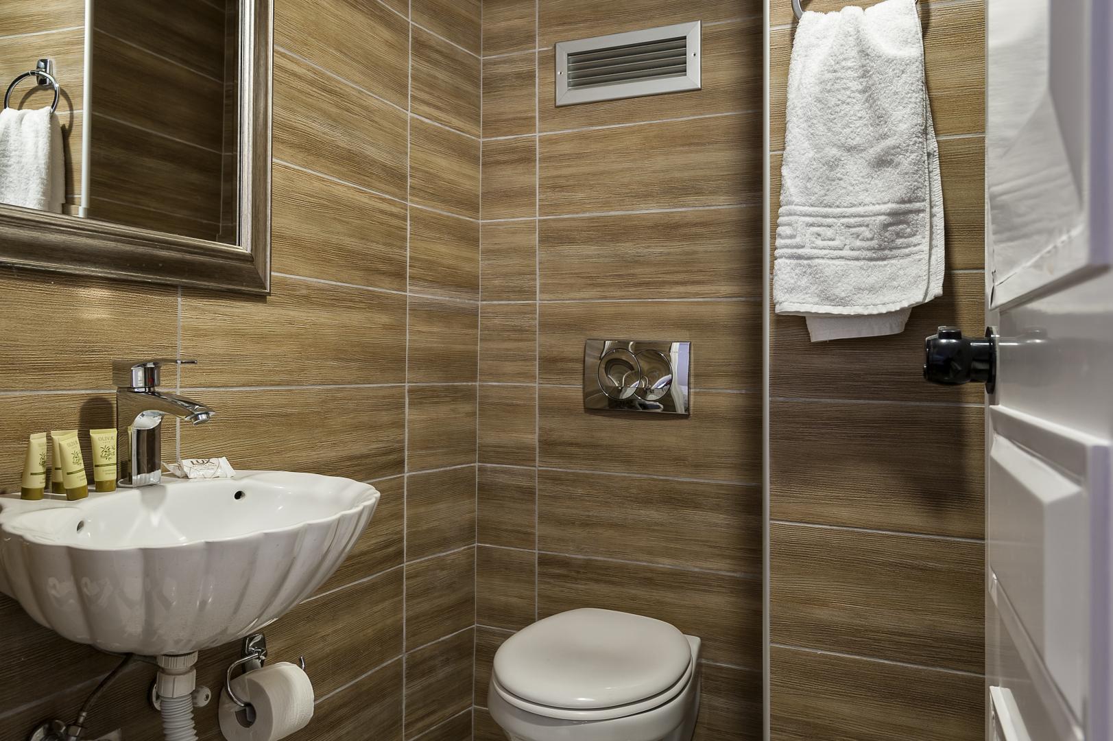 Badkamer met inloopdouche — Elina Hotel Apartments