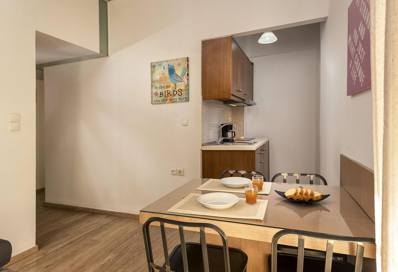 Restaurant met gedekte tafels — Elina Hotel Apartments