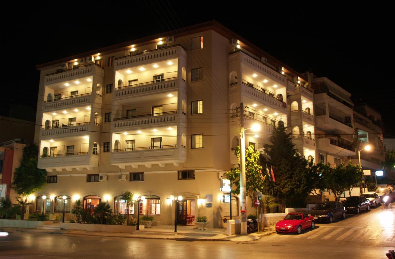 een groot wit gebouw met verlichting 's nachts bij Elina Hotel Apartments in Rethimnon
