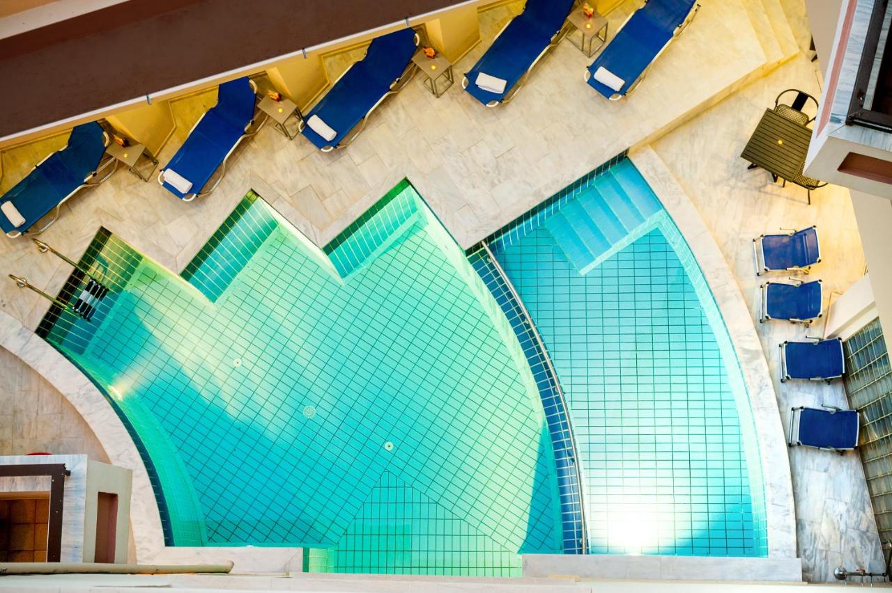 een bovenaanzicht van een gebouw met blauwe stoelen bij Elina Hotel Apartments in Rethimnon