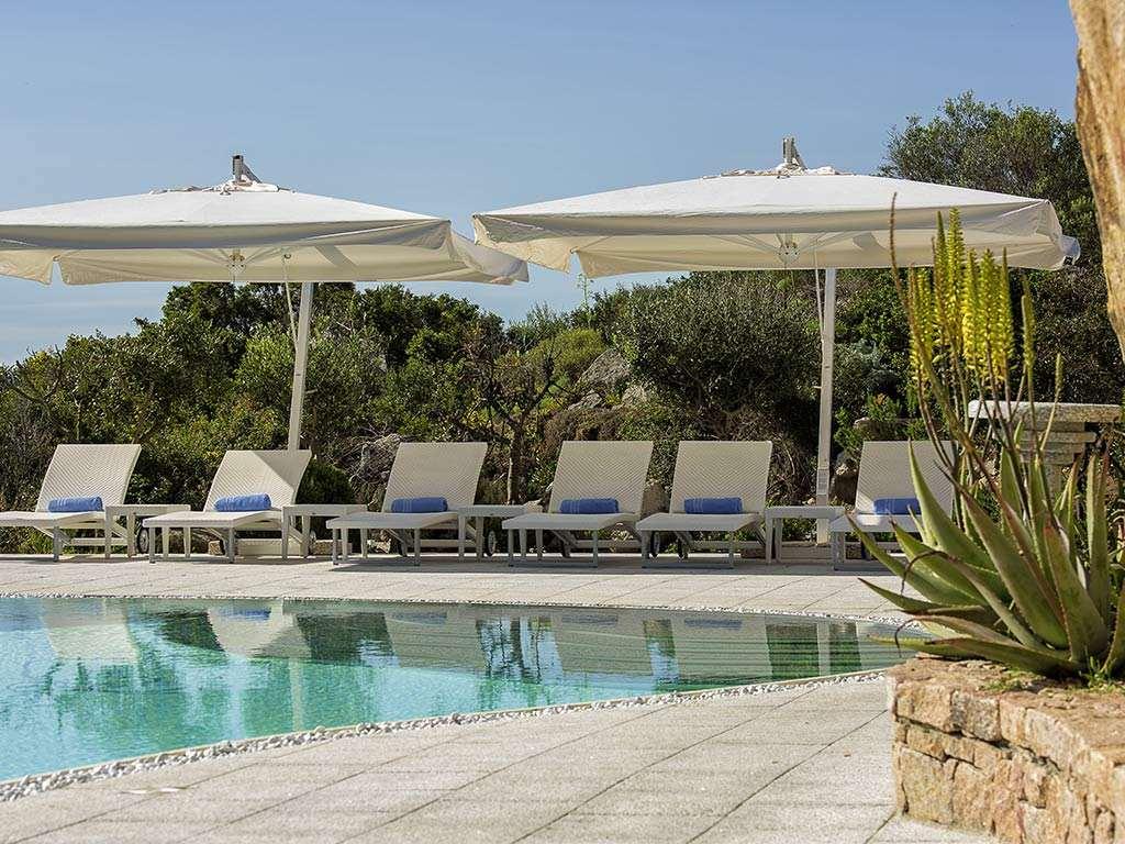 Zwembad omringd door palmbomen — Grand Hotel Resort Ma&Ma