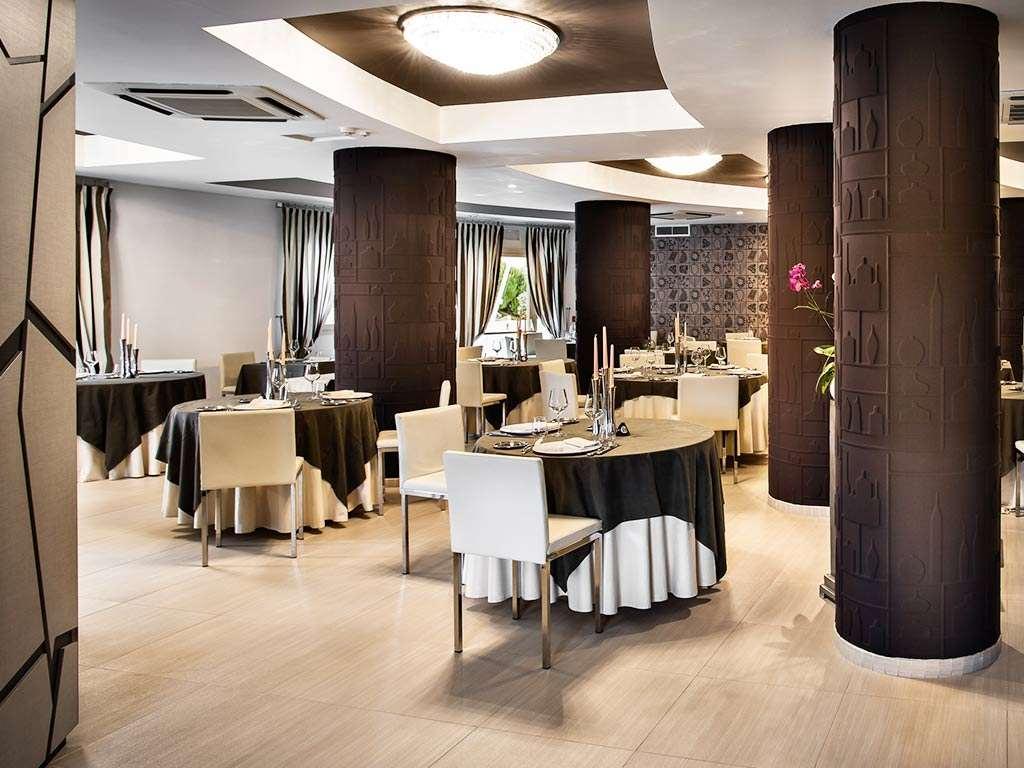 Restaurant met gedekte tafels — Grand Hotel Resort Ma&Ma
