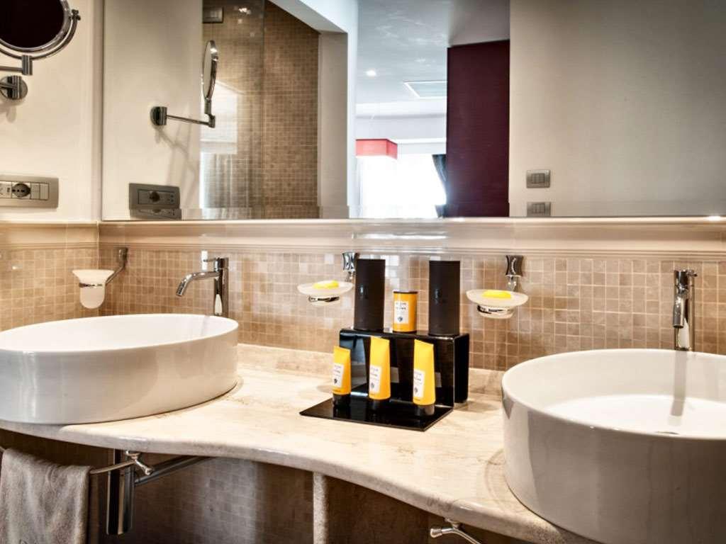 Badkamer met ligbad — Grand Hotel Resort Ma&Ma