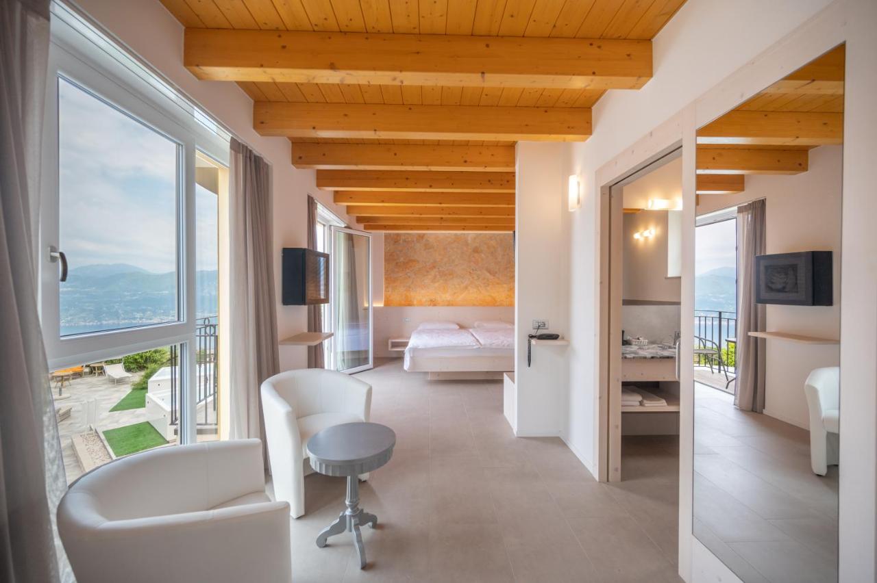een kamer met een slaapkamer met een bed en een raam bij Hotel Laguna in San Zeno di Montagna