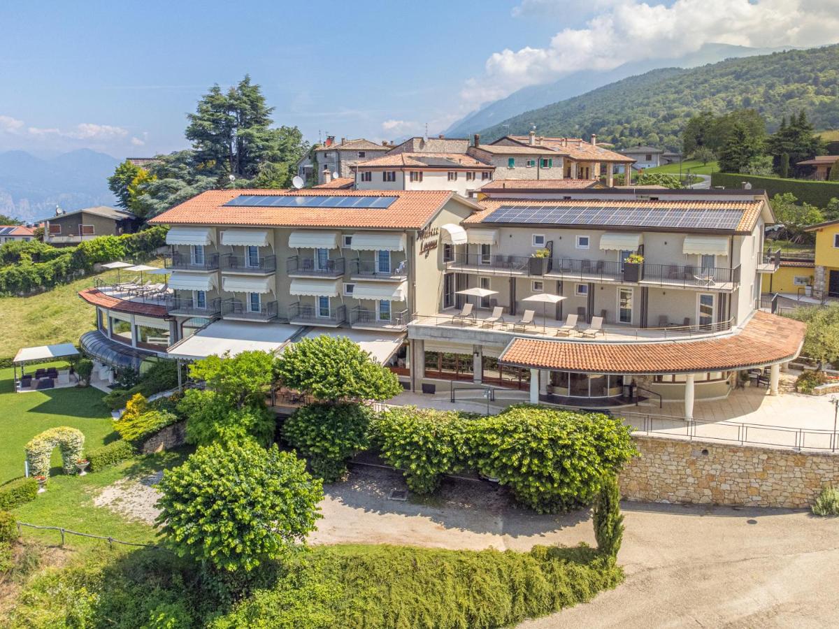 Een luchtfoto van een groot gebouw met een tuin. bij Hotel Laguna in San Zeno di Montagna +44 foto's