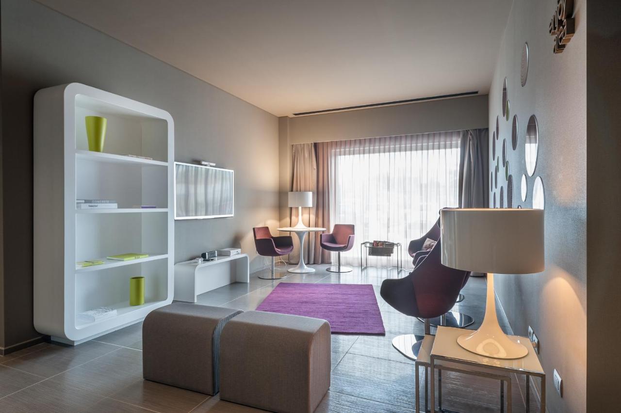 een woonkamer met een bank en een tafel bij 8Piuhotel in Lecce