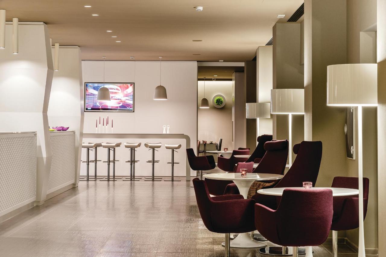 een restaurant met stoelen en tafels en een bar bij 8Piuhotel in Lecce